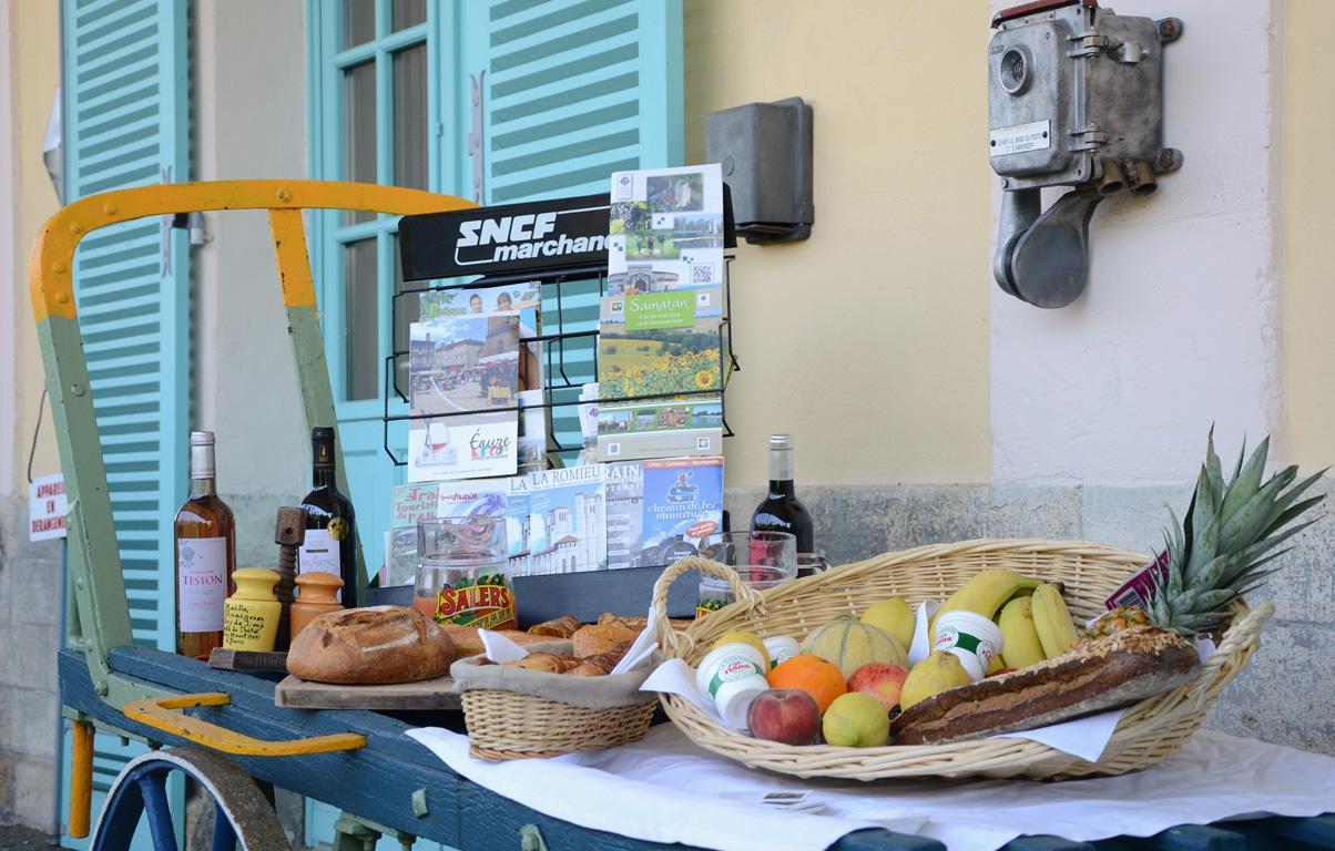 Avenue De La Gare Bed & Breakfast Riscle ภายนอก รูปภาพ