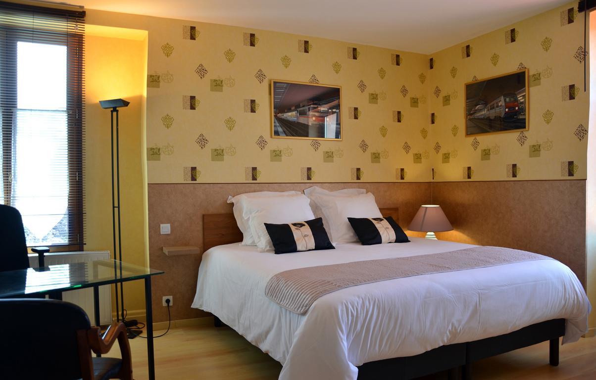 Avenue De La Gare Bed & Breakfast Riscle ภายนอก รูปภาพ