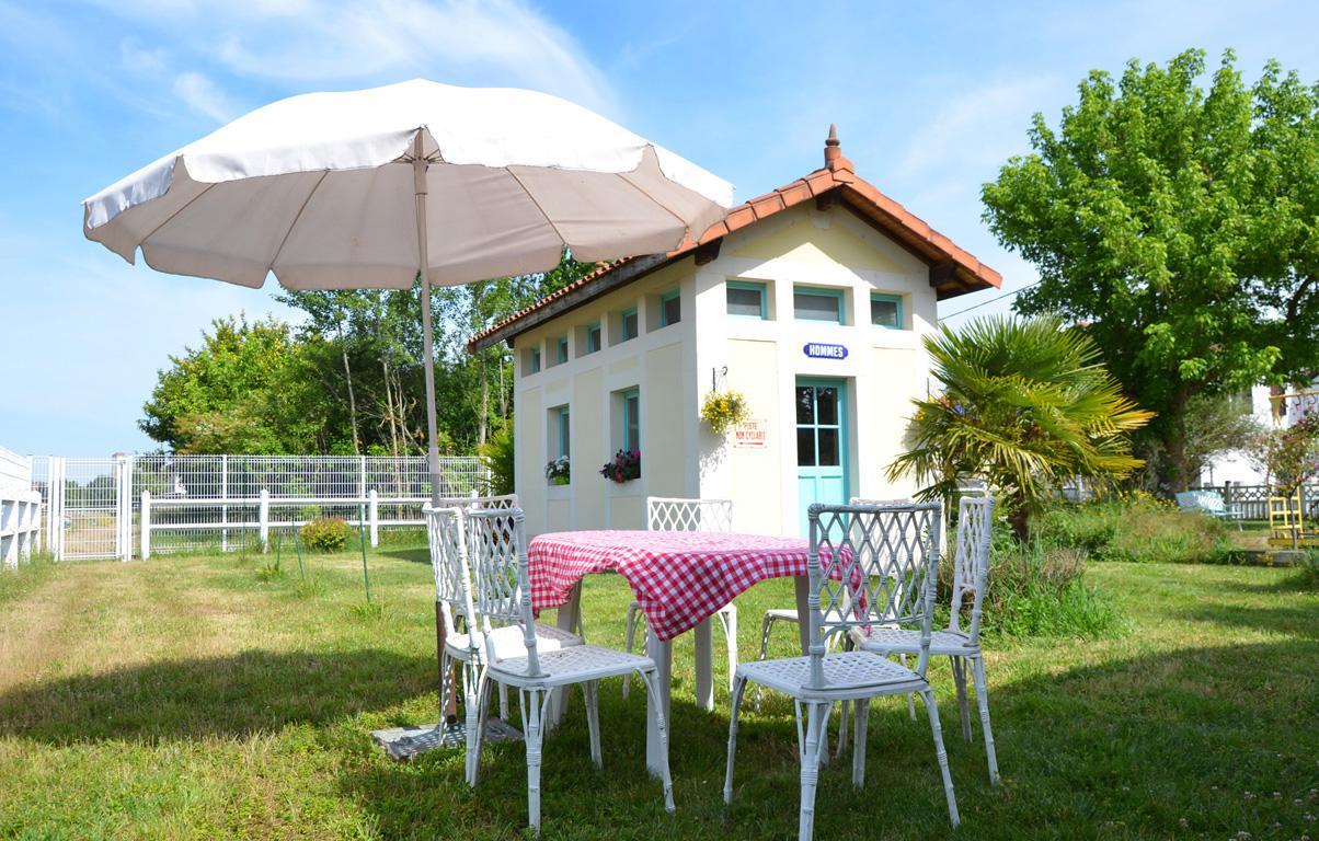 Avenue De La Gare Bed & Breakfast Riscle ภายนอก รูปภาพ