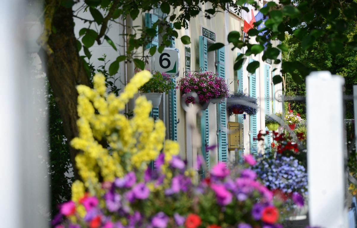 Avenue De La Gare Bed & Breakfast Riscle ภายนอก รูปภาพ