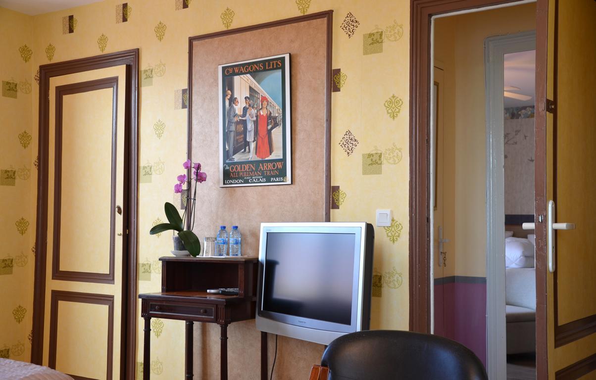 Avenue De La Gare Bed & Breakfast Riscle ภายนอก รูปภาพ